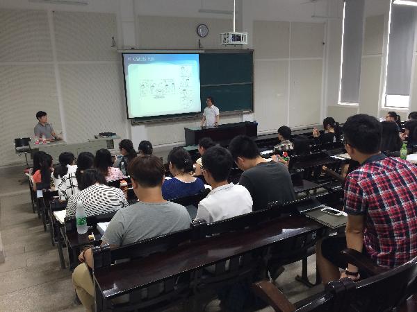 张东烈教授与翻译孔德巍老师为学生授课 张东烈教授与翻译孔德巍老师为学生授课