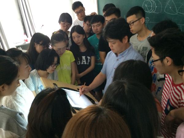 金鸿均老师为学生讲解基础动画课程 金鸿均老师为学生讲解基础动画课程